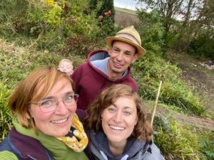 Wie glücklich Gartenarbeit mit den richtigen Menschen doch machen kann.