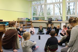 Dies ist der Mufo-Raum der Schule. Hier können die Kinder Lego bauen (in ihrer AG oder auch nutzbar für den anliegenden Hort), am Musikunterricht teilnehmen oder wenn eine kleine Gruppe Schüler*innen ein ruhiges Plätzchen zum Arbeiten braucht.